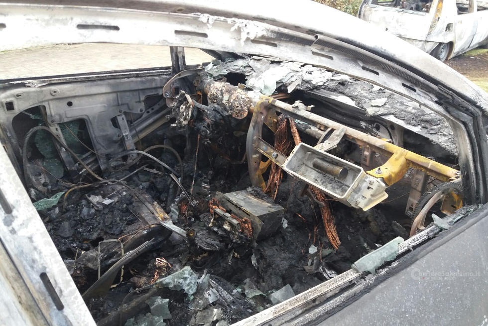 Attentato incendiario: a fuoco le auto del vicesindaco di Taviano Attentato incendiario: a fuoco le auto del vicesindaco di Taviano