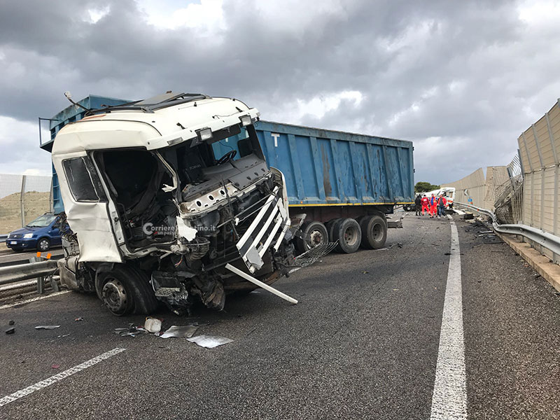 Scontro tir-ambulanza,2 morti e 3 feriti Scontro tir-ambulanza,2 morti e 3 feriti