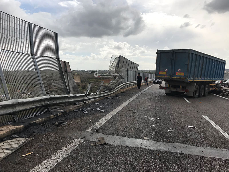 Puglia, ambulanza si schianta contro un camion: muoiono conducente e paziente Puglia, ambulanza si schianta contro un camion: muoiono conducente e paziente