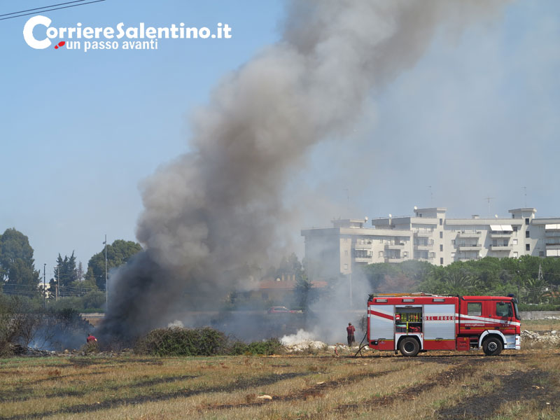 Vasto incendio alle porte di Lecce