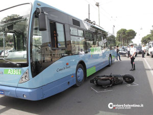 Perde il controllo dello scooter e precipita sull’asfalto