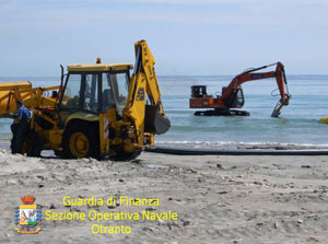 La sabbia scarseggia e la rubano dal mare, 7 denunce