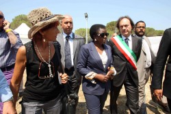 Il ministro Kyenge a Nardò, nel solito accampamento dei lavoratori immigrati - Corriere Salentino