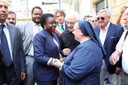 Il ministro Kyenge a Nardò, nel solito accampamento dei lavoratori immigrati - Corriere Salentino