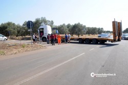 Perde il controllo della moto e finisce sotto ad un autocarro, è grave - Corriere Salentino