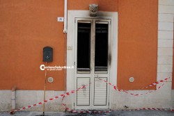 Picchia la moglie, poi incendia auto e casa: in manette 69enne - Corriere Salentino