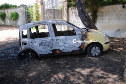 Picchia la moglie, poi incendia auto e casa: in manette 69enne - Corriere Salentino