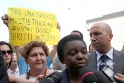 Il ministro Kyenge a Nardò, nel solito accampamento dei lavoratori immigrati - Corriere Salentino