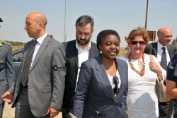 Il ministro Kyenge a Nardò, nel solito accampamento dei lavoratori immigrati - Corriere Salentino