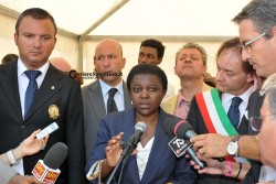 Il ministro Kyenge a Nardò, nel solito accampamento dei lavoratori immigrati - Corriere Salentino