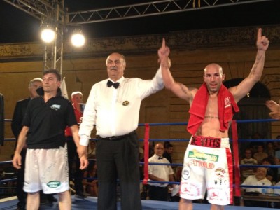 De Vitis durante la proclamazione della vittoria a Tricase