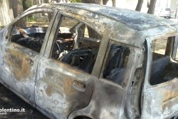 Picchia la moglie, poi incendia auto e casa: in manette 69enne - Corriere Salentino