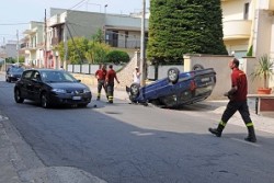 Auto si ribalta all'ingresso del paese, paura per una coppia di anziani - Corriere Salentino