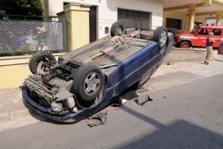 Auto si ribalta all'ingresso del paese, paura per una coppia di anziani - Corriere Salentino