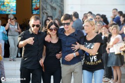 Omicidio-suicidio. Grande partecipazione alla cerimonia per l’ex moglie uccisa, figli disertano funerale del padre - Corriere Salentino