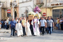 Omicidio-suicidio. Grande partecipazione alla cerimonia per l’ex moglie uccisa, figli disertano funerale del padre - Corriere Salentino