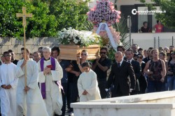 Omicidio-suicidio. Grande partecipazione alla cerimonia per l’ex moglie uccisa, figli disertano funerale del padre - Corriere Salentino