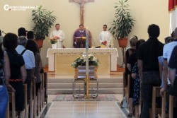 Omicidio-suicidio. Grande partecipazione alla cerimonia per l’ex moglie uccisa, figli disertano funerale del padre - Corriere Salentino