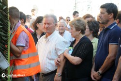 Omicidio-suicidio. Grande partecipazione alla cerimonia per l’ex moglie uccisa, figli disertano funerale del padre - Corriere Salentino