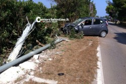 Abbatte un palo, poi si ribalta: uno illeso, l'altro in ospedale - Corriere Salentino
