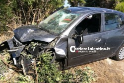 Abbatte un palo, poi si ribalta: uno illeso, l'altro in ospedale - Corriere Salentino