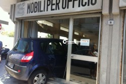 Rocambolesco incidente in via Leuca, auto entra in negozio - Corriere Salentino