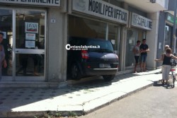 Rocambolesco incidente in via Leuca, auto entra in negozio - Corriere Salentino