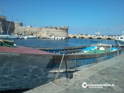 Il peschereccio ormeggiato - Foto Toti Bello