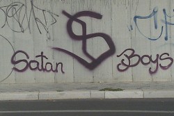 “Satan Boys” scritte inquietanti sui muri a Lecce - Corriere Salentino