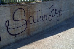 “Satan Boys” scritte inquietanti sui muri a Lecce - Corriere Salentino