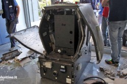 Fanno saltare in aria il bancomat, ma il colpo fallisce - Corriere Salentino