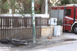 Con la moto contro un palo, poi il mezzo prende fuoco: 24enne in ospedale - Corriere Salentino