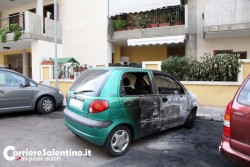 Fiamme nella notte avvolgono tre auto, paura a Santa Rosa - Corriere Salentino