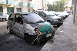 Fiamme nella notte avvolgono tre auto, paura a Santa Rosa - Corriere Salentino