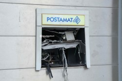 Fanno saltare in aria il bancomat e poi con una “spaccata” sfondano l’ingresso - Corriere Salentino