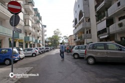 Fiamme nella notte avvolgono tre auto, paura a Santa Rosa - Corriere Salentino