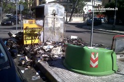 Paura nella notte, tre auto avvolte dalle fiamme - Corriere Salentino