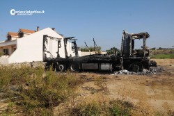 Bucano la rete, poi incendiano tir e rimorchio: fiamme dolose nel sud Salento - Corriere Salentino