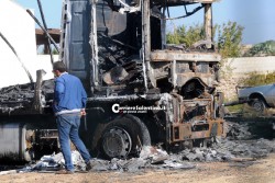 Bucano la rete, poi incendiano tir e rimorchio: fiamme dolose nel sud Salento - Corriere Salentino