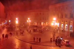 In auto sale sulla lupa di Piazza S. Oronzo e inizia a ballare - Corriere Salentino