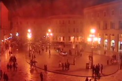 In auto sale sulla lupa di Piazza S. Oronzo e inizia a ballare - Corriere Salentino