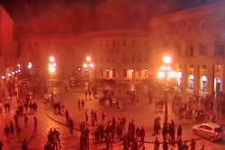 In auto sale sulla lupa di Piazza S. Oronzo e inizia a ballare - Corriere Salentino