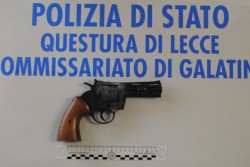 Pistola alla tempia, terrore in gioielleria: titolare reagisce e tre banditi finiscono in manette - Corriere Salentino