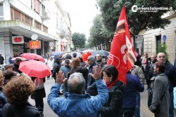 Tornano a protestare i lavoratori degli appalti per le pulizie delle scuole - Corriere Salentino