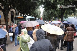 Tornano a protestare i lavoratori degli appalti per le pulizie delle scuole - Corriere Salentino