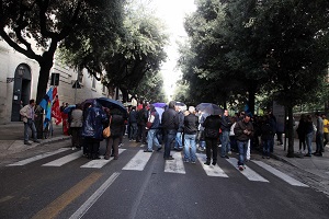 A rischio metà dello stipendio e i lavoratori protestano
