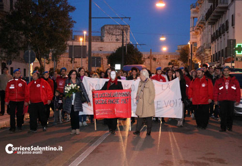 Lecce si tinge di rosso: STOP al femminicidio