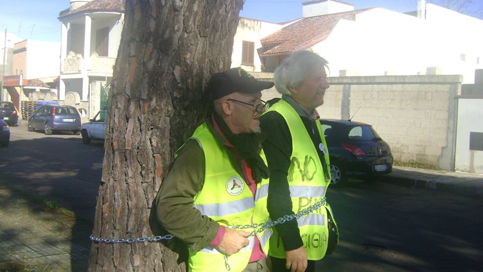 I cittadini di Nociglia si legano agli alberi e chiedono l’ intervento della magistratura