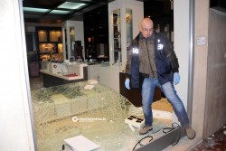 Assalto notturno in gioielleria, ladri sfondano vetrata e fuggono con ori e gioielli - Corriere Salentino