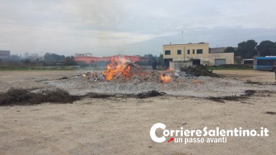 Maglie-vandali-bruciano-la-